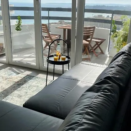 Seaview, Workspace, Pools, 150m To